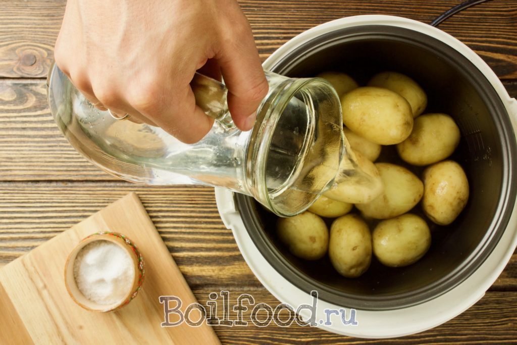 Картошку залило водой. Водный картофель. Картошку заливают водой. Залить водой картошку и овощи. Как варить картошку пошагово.