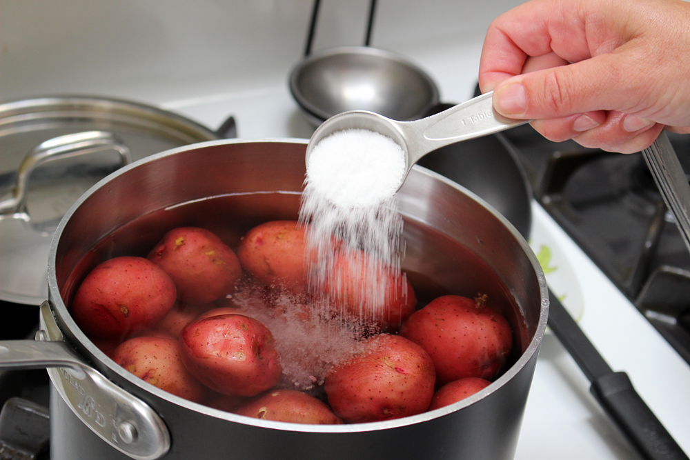 Картошка с водой в кастрюле. Посолить картошку. Картошка для варки. Красный картофель для варки. Посолить картошку в кастрюле.