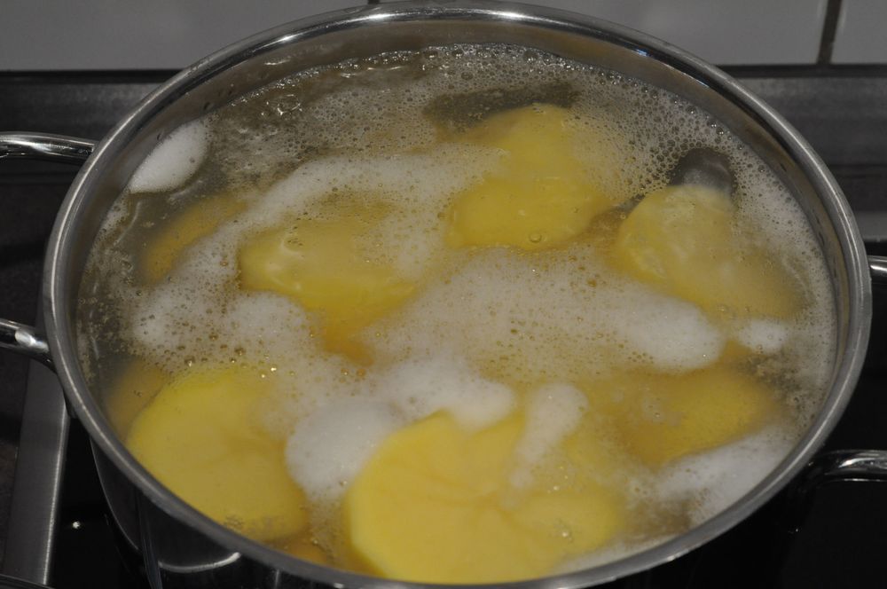 Варить картошку в кипящей воде. Картофельный отвар. Варка картофеля. Отварить картошку. Варка картофельного пюре под крышкой с кастрюли.