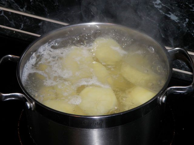 Варить картошку в кипящей воде. Закипевшая картошка. Кипение картошки. Картошка кипит в кастрюле. Картошка в кастрюле.