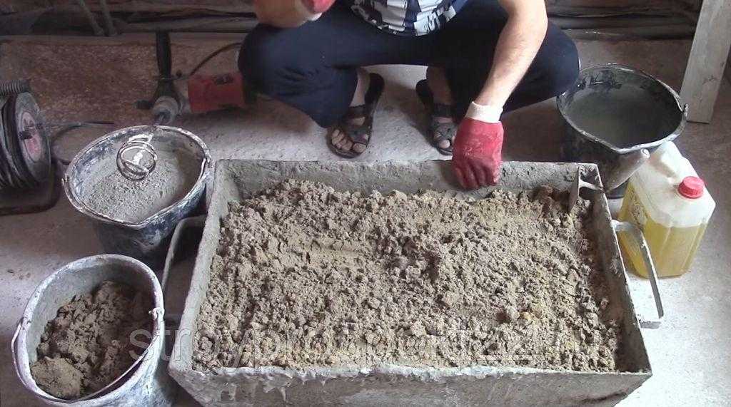 Как приготовить раствор для штукатурки. Приготовление цементного раствора. Штукатурка песок. Приготовление строительных растворов. Замешивание цементного раствора с песком.
