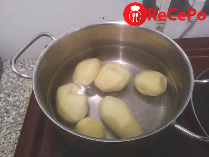 Сколько варить картошку очищенную после закипания
