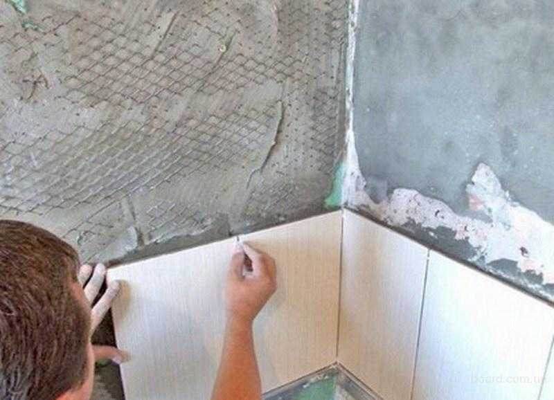 Угол в ванной видео. Кладка плитки в ванной на стену. Укладка плитки в ванной на стены. Укладка кафеля в ванной на стены. Правильная укладка плитки на стену.