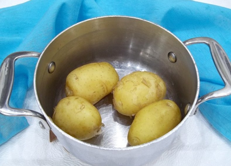 Варить картошку в кипящей воде. Картофель в мундире в кастрюле. Кастрюле с водой картошку в мундире. Варить картошку в мундире. Молодой вареный картофель в мундире.