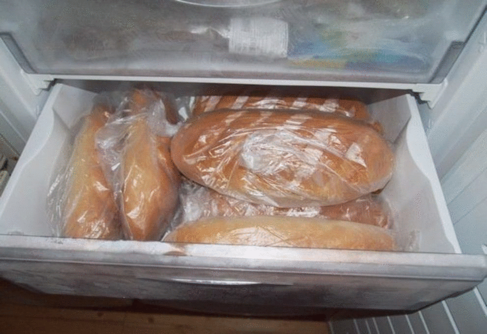 Можно ли дрожжевое тесто хранить в холодильнике. Хлеб в морозилке. Замороженный хлеб в морозилке. Заморозка хлеба в морозилке. Хранение замороженного хлеба в холодильнике.