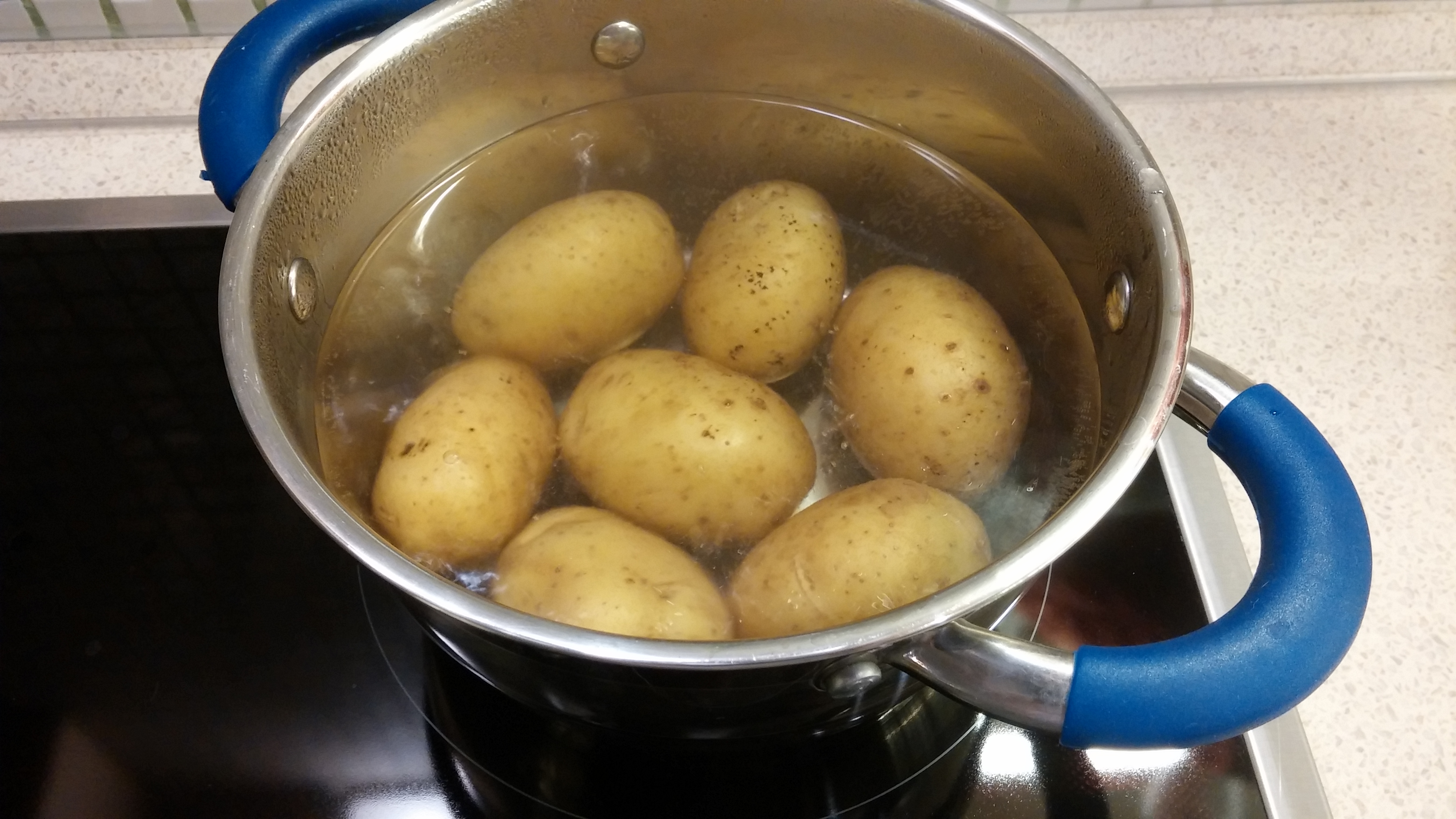 Картошку залило водой. Картошка в кастрюле. Вареная картошка в кастрюле. Отваривание картофеля. Варка картофеля в кастрюле в мундире.
