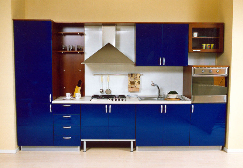 Кухни в озон спб. Синий кухонный гарнитур. Кухонный гарнитур синего цвета. Кухня синяя глянец. Угловые кухни синего цвета.