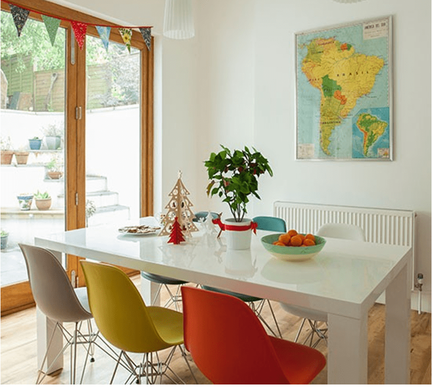 More dining. Разноцветные стулья в интерьере. Фреска на кухню над обеденным столом. Оформление стены у обеденного стола. Цветы над кухонным столом.