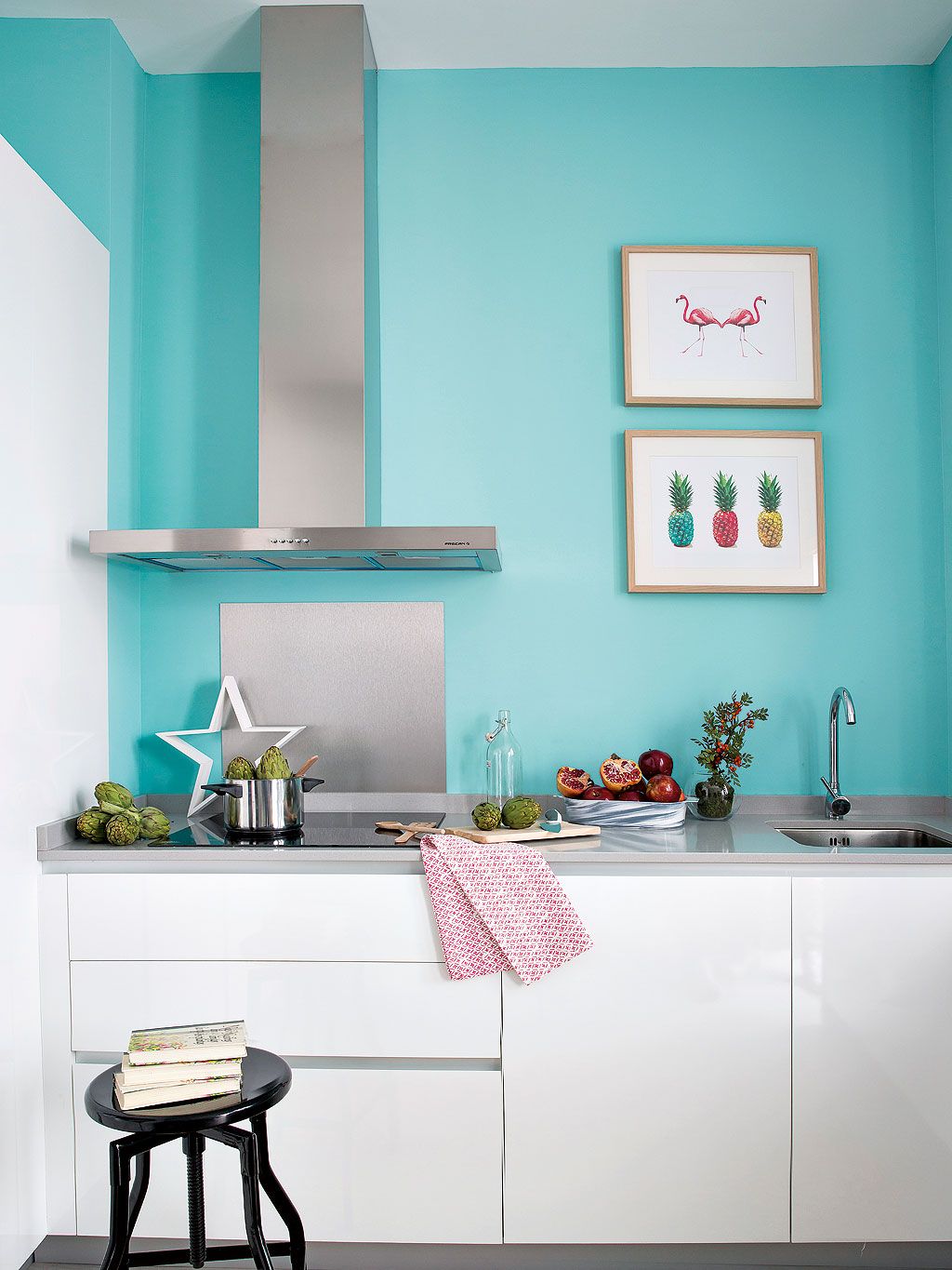 Чем можно покрасить кухню. Бирюзовые стены на кухне. Безовые стены на кухне. Покраска стен на кухне варианты. Кухня в бирюзовом цвете.